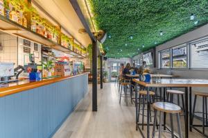 um restaurante com um tecto verde com bancos de bar em GY BOUTIQUE HOTEL em Glenorchy