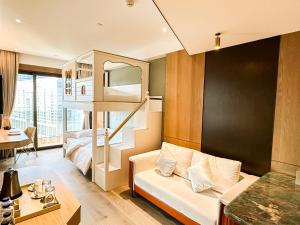 澳門的住宿－YOHO金銀島酒店，一间带双层床的卧室和一间客厅