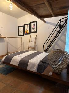 1 dormitorio con 1 cama grande y una escalera en AptoPardo1945 duplex con Jacuzzi, en Mompox