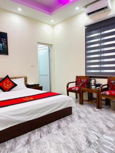 a bedroom with a bed and a table and chairs at TITANIC 3 HOTEL in Hậu Dương