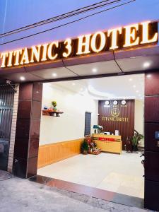 a sign for a restaurant with a sign for a hotel at TITANIC 3 HOTEL in Hậu Dương