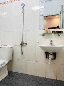ein Bad mit einem WC und einem Waschbecken in der Unterkunft TITANIC 3 HOTEL in Hậu Dương