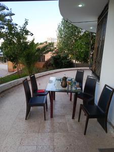 een tafel en stoelen op een patio bij Jerash ruins hotel in Jerash