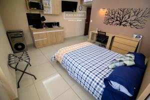 una camera con letto e una cucina con di A01 Full Suite Mini Dept at Plaza Acequia a Cuautitlán Izcalli