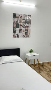 - une chambre avec un lit blanc et une table dans l'établissement Villa Vivian - a cozy vacation home + free parking, à Dibrugarh