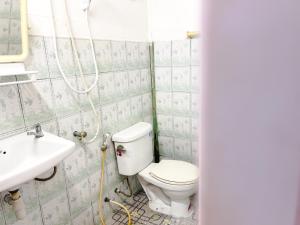 łazienka z toaletą i umywalką w obiekcie Lux Guesthouse w Ko Phi Phi