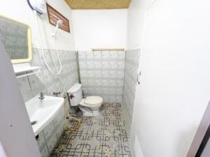 W łazience znajduje się toaleta, umywalka i prysznic. w obiekcie Lux Guesthouse w Ko Phi Phi