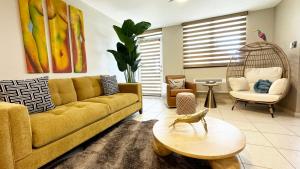 uma sala de estar com um sofá e uma mesa em Ocean Luxe in Paradise - Le Paradis Royal em Rincon