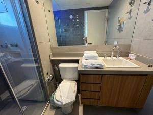 uma casa de banho com um lavatório, um WC e um chuveiro em Comfort Flat Pinheiros em Hotel 4,5 estrelas em São Paulo