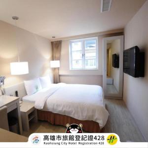 1 dormitorio con cama, ventana y TV en Kindness Hotel - Houyi Jiuru, en Kaohsiung