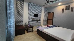 1 dormitorio con 1 cama y 1 mesa en una habitación en SPOT ON Pachmarhi Hills, en Pachmarhī