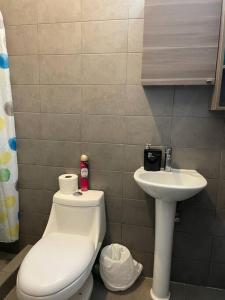 a bathroom with a toilet and a sink at Apartamento zona 1 in Guatemala