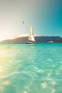 un velero en el agua en el océano en Heritage care hotel en Split