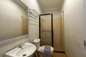 a bathroom with a toilet and a sink and a shower at Take Guesthouse 1 in Jambi +32 photos