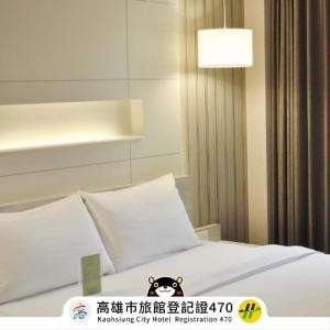 Una cama con una almohada Hello Kitty en Kindness Hotel - Zhongshan Bade Branch en Kaohsiung