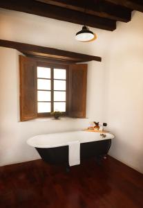 una vasca da bagno in una stanza con finestra di Casa Grande - Adults Only a Real de Catorce