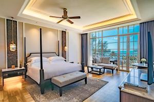 Ein Bett oder Betten in einem Zimmer der Unterkunft The Danna Langkawi - A Member of Small Luxury Hotels of the World