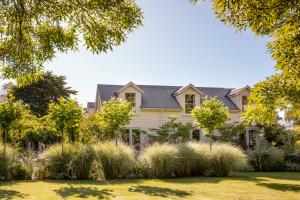 una casa con un jardín delante de ella en Ranginui Retreat en Masterton