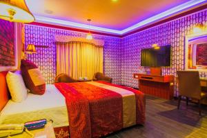 Habitación de hotel con cama y TV en Wen Sha Bao Motel-Xinying, en Xinying
