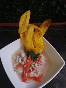 un piatto bianco di alimenti con patatine e verdure di Acuarela del Mar a Dibulla