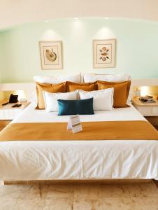 ein großes weißes Bett mit Preisschild drauf in der Unterkunft Hotel Tres Vidas Acapulco in Barra Vieja