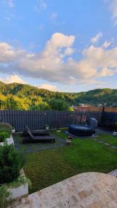 a backyard with a picnic table and a fence at Casa mica Resita in Reşiţa