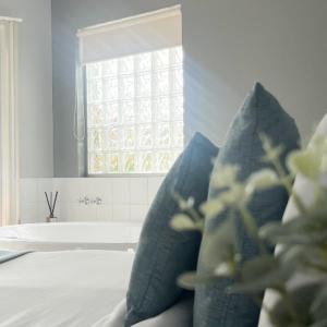 Un pat sau paturi într-o cameră la Waves Luxury Suites