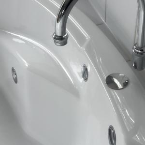 biała umywalka z dwoma kranami w łazience w obiekcie Waves Luxury Suites w mieście Port Campbell