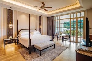 Ein Bett oder Betten in einem Zimmer der Unterkunft The Danna Langkawi - A Member of Small Luxury Hotels of the World