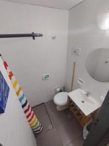 メンドーサにあるApartment City Heart IIIのトイレと洗面台付きのバスルーム