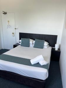 Postel nebo postele na pokoji v ubytování Hotel St Leonards