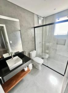 uma casa de banho com um WC, um lavatório e um chuveiro em Apartamento Grande - Privado - 3 quartos com 1 suíte em Piracicaba