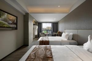 pokój hotelowy z 2 łóżkami i oknem w obiekcie Hangyong Ree Hotel (Shenzhen Airport) w mieście Bao'an