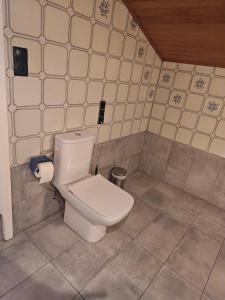 W pokoju wyłożonym kafelkami znajduje się łazienka z toaletą. w obiekcie Work and Stay 8 Betten 1 Küche 1 Badezimmer 150qm w mieście Geilenkirchen