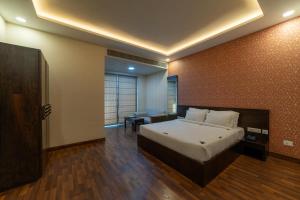 una camera con letto, scrivania e finestra di Hotel Anmol Bandhan a Jaipur