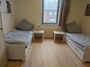 Cette chambre comprend 2 lits et une fenêtre. dans l'établissement Work and Stay 8 Betten 1 Küche 1 Badezimmer 150qm, à Geilenkirchen