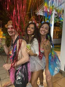 een groep mensen verkleed in kostuums met drankjes bij Pequi hostel in Florianópolis