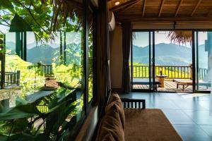Habitación con ventana y vistas a las montañas. en Puluong Casa Resort, en Hương Bá Thước