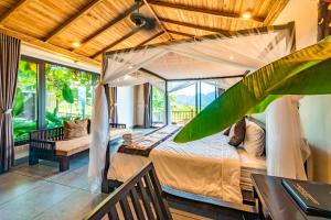 1 dormitorio con cama con dosel en una habitación con ventanas en Puluong Casa Resort, en Hương Bá Thước