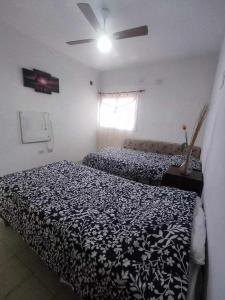 a bedroom with two beds and a ceiling fan at Hermoso departamento, excelente ubicación in San Fernando del Valle de Catamarca