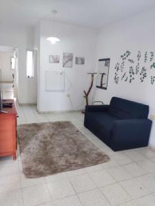 a living room with a blue couch and a rug at Hermoso departamento, excelente ubicación in San Fernando del Valle de Catamarca