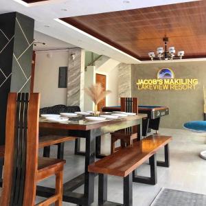 een eetkamer met een tafel en stoelen en een piano bij Jacobs Makiling Lakeview Resort in Los Baños