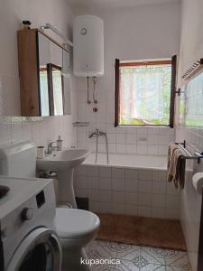 y baño con lavabo, aseo y bañera. en Holiday home Olive- 150m from sea, en Splitska