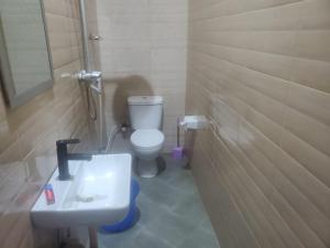 Et badeværelse på Mbilinyi Apartments