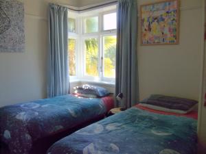 - une chambre avec deux lits en face d'une fenêtre dans l'établissement Orinoco Country Retreat, à Ngatimoti