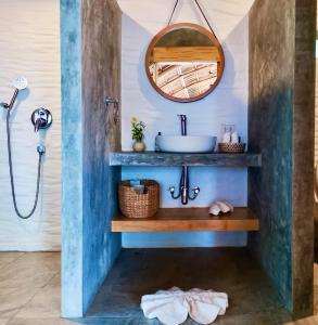 uma casa de banho com um lavatório e um espelho em Jaiyen Eco Resort em Ko Yao Noi
