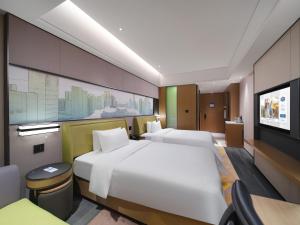 Televiisor ja/või meelelahutuskeskus majutusasutuses Hampton by Hilton Shenzhen Longhua Qinghu