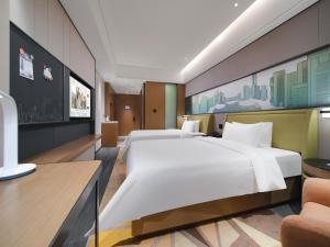 Televiisor ja/või meelelahutuskeskus majutusasutuses Hampton by Hilton Shenzhen Longhua Qinghu