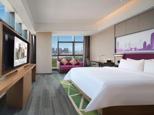 Televiisor ja/või meelelahutuskeskus majutusasutuses Hampton by Hilton Shenzhen Longhua Qinghu