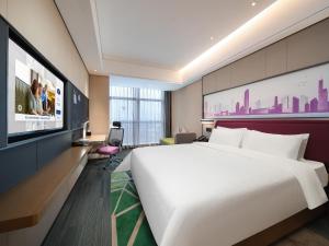 Televiisor ja/või meelelahutuskeskus majutusasutuses Hampton by Hilton Shenzhen Longhua Qinghu